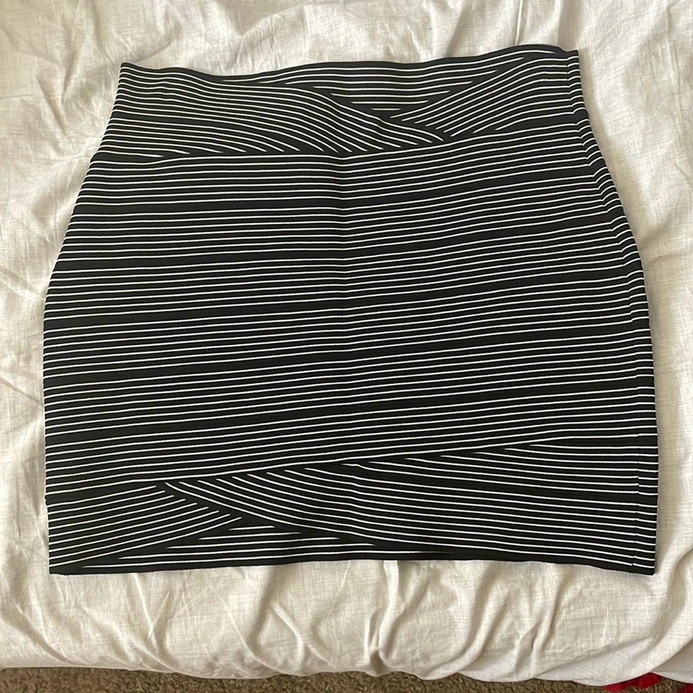 BCBG MaxAzria bandage mini skirt/ great condition/ black & white striped/ large